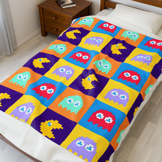 Pac-Man Themed Plush Blanket – Cozy Retro Arcade Vibes