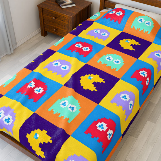Pac-Man Themed Plush Blanket – Cozy Retro Arcade Vibes