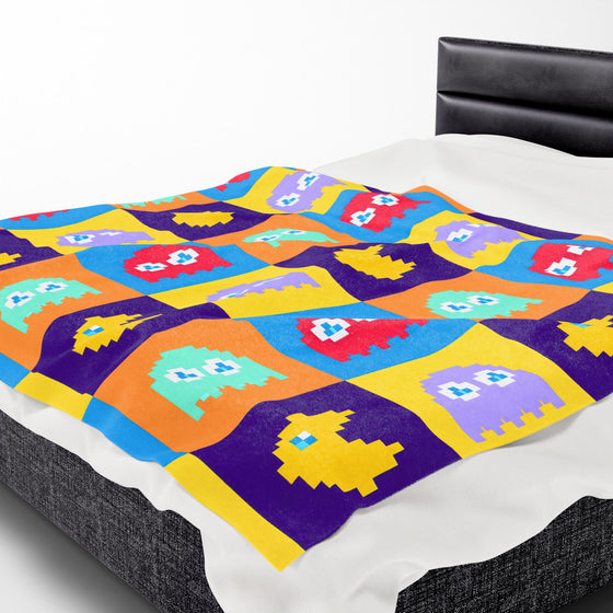 Pac-Man Themed Plush Blanket – Cozy Retro Arcade Vibes