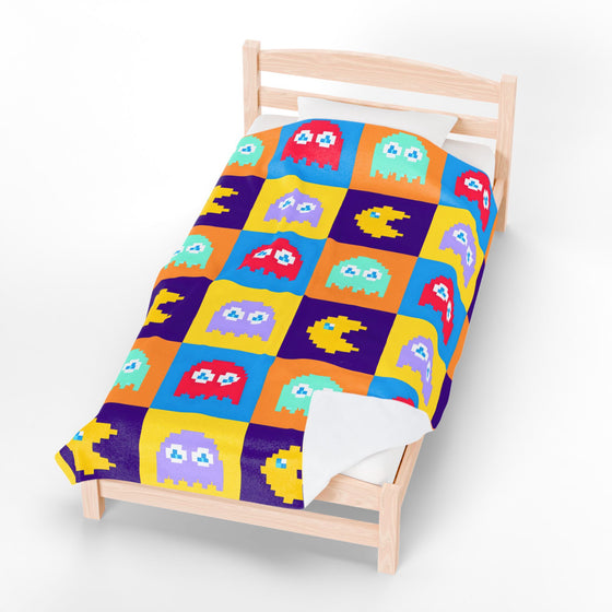 Pac-Man Themed Plush Blanket – Cozy Retro Arcade Vibes